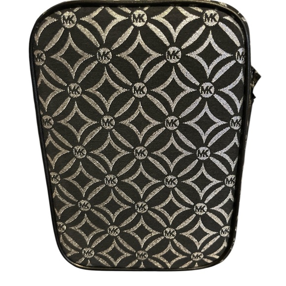 Michael Kors Jet Set Crossbody - Picture 2 of 4